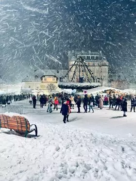 Symbolbild auf 5min.at zeigt einen verschneiten Adventmarkt in Mariazell in der Steiermark.