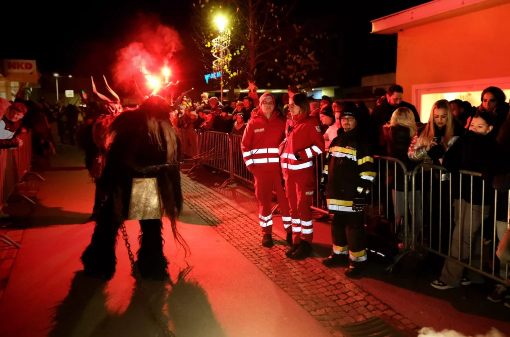 Gro&szlig;er Krampuslauf in K&ouml;flach: Zahlreiche Einsatzkr&auml;fte waren vor Ort