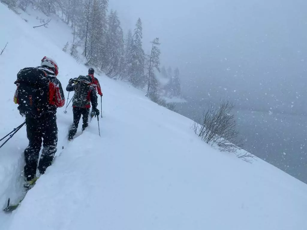 Bild auf 5min.at zeigt Einsatzkräfte der Bergrettung Steiermark auf der Suche nach einem Schneeschuhwanderer.
