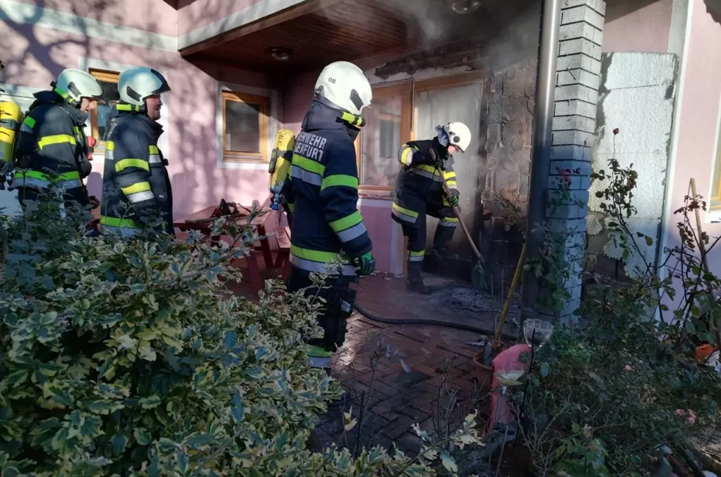 Foto in Beitrag von 5min.at: Zu sehen ist der Feuerwehreinsatz bei einem Hausfassadenbrand.