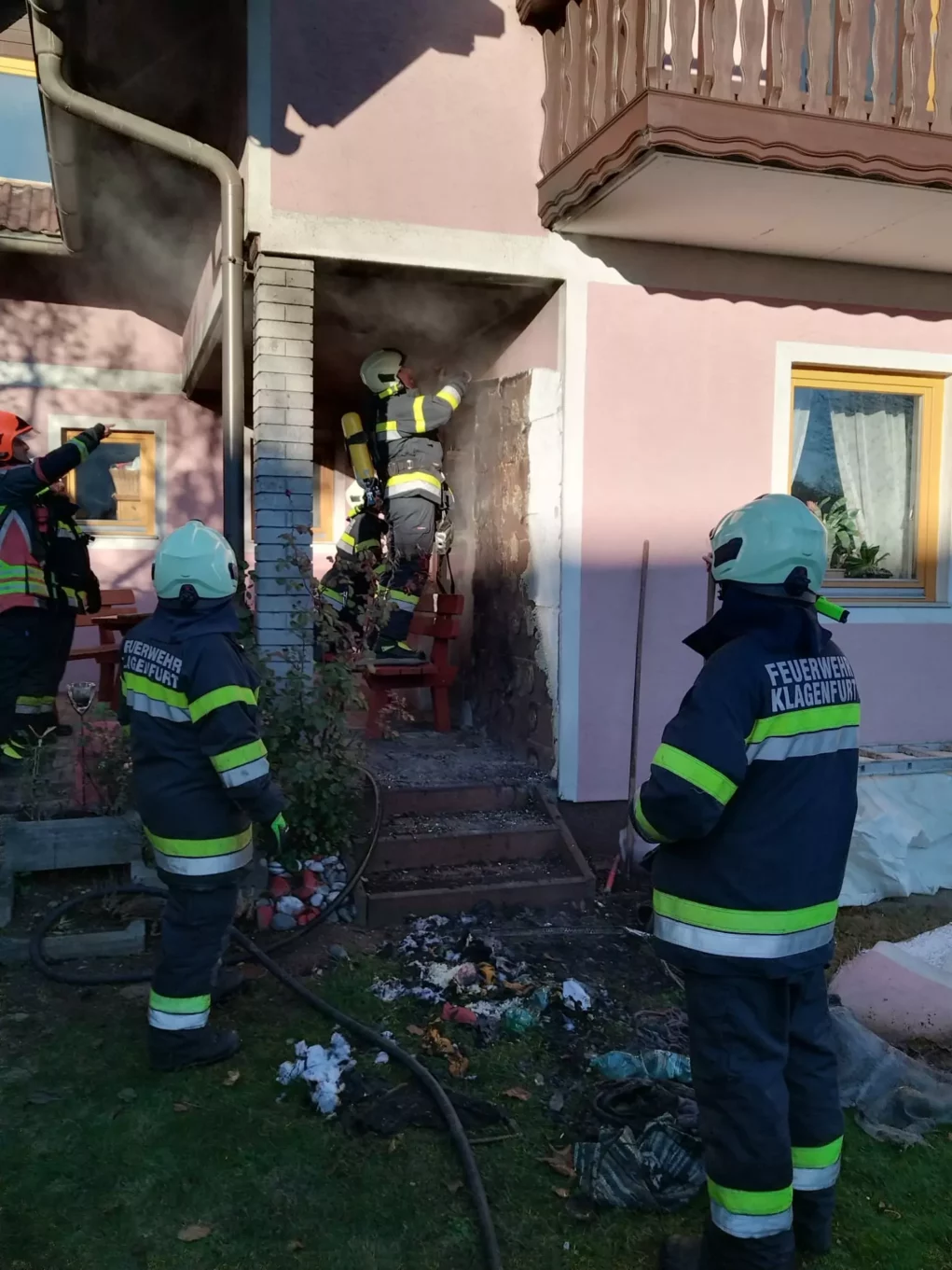 Foto in Beitrag von 5min.at: Zu sehen ist der Feuerwehreinsatz bei einem Hausfassadenbrand.