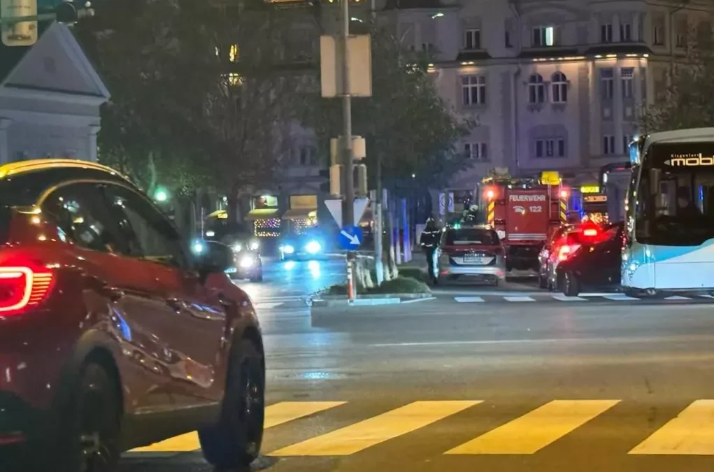 Foto in Beitrag von 5min.at: Zu sehen ist die Klagenfurter Innenstadt und viel Blaulicht in Form von Rettung, Polizei und Feuerwehr.