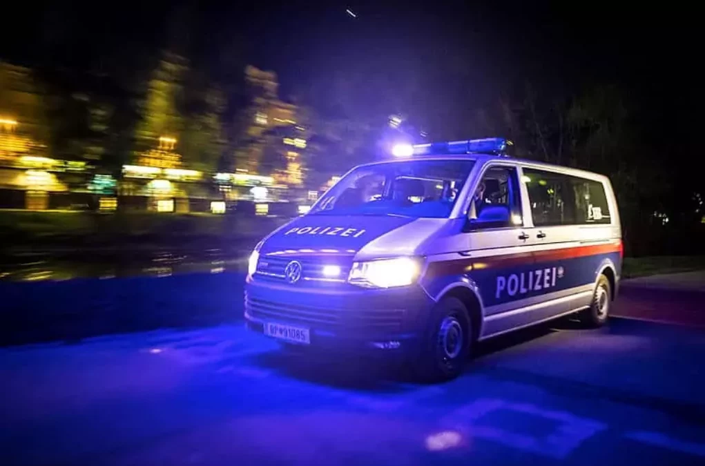 Bild auf 5min.at zeigt ein Polizeiauto bei Nacht.