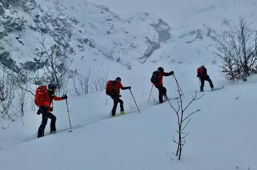 Die Bergrettung Stainach sucht nach einem vermissten Alpinisten.