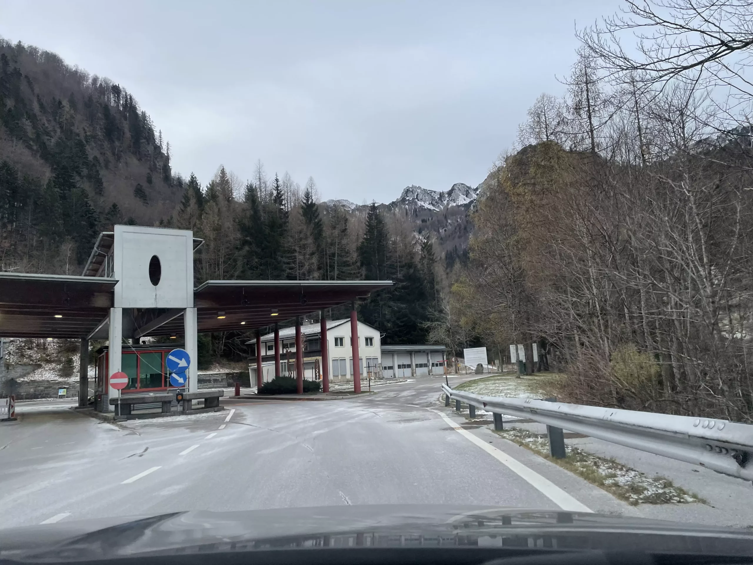 Foto auf 5min.at zeigt die Grenze Slowenien, den Loiblpass.