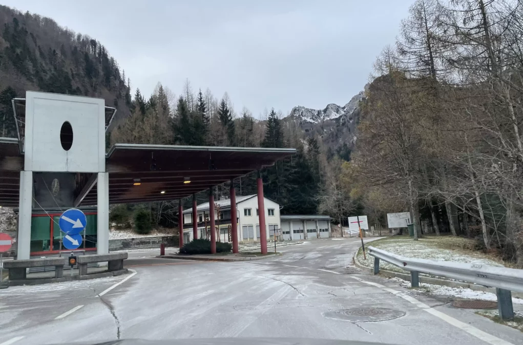 Foto auf 5min.at zeigt die Grenze Slowenien, den Loiblpass.