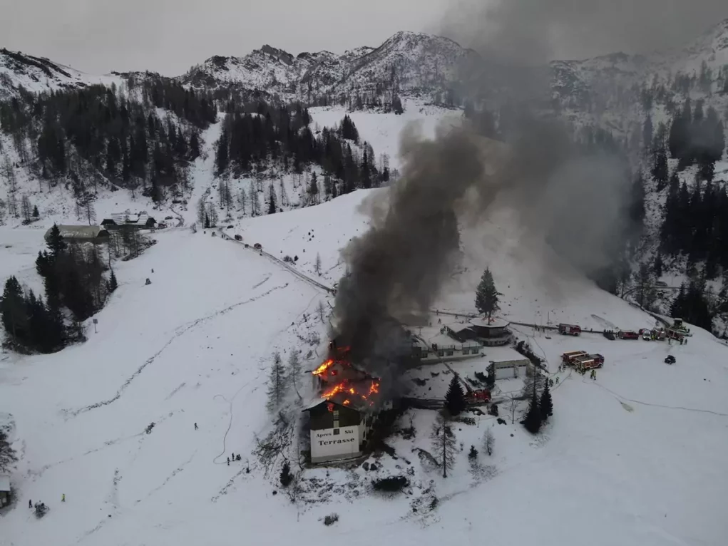 Foto auf 5min.at zeigt einen Hotelbrand am Nassfeld im Winter.