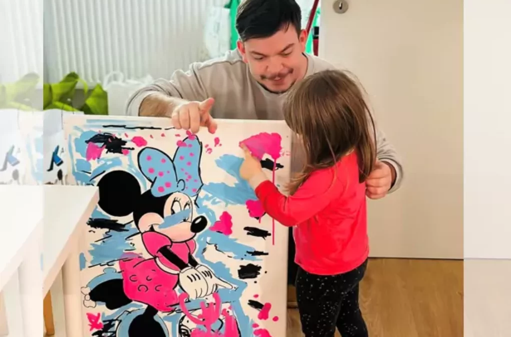 Bild auf 5min.at zeigt den Grazer David Alexander Pucher beim gemeinsamen Malen mit Lini.