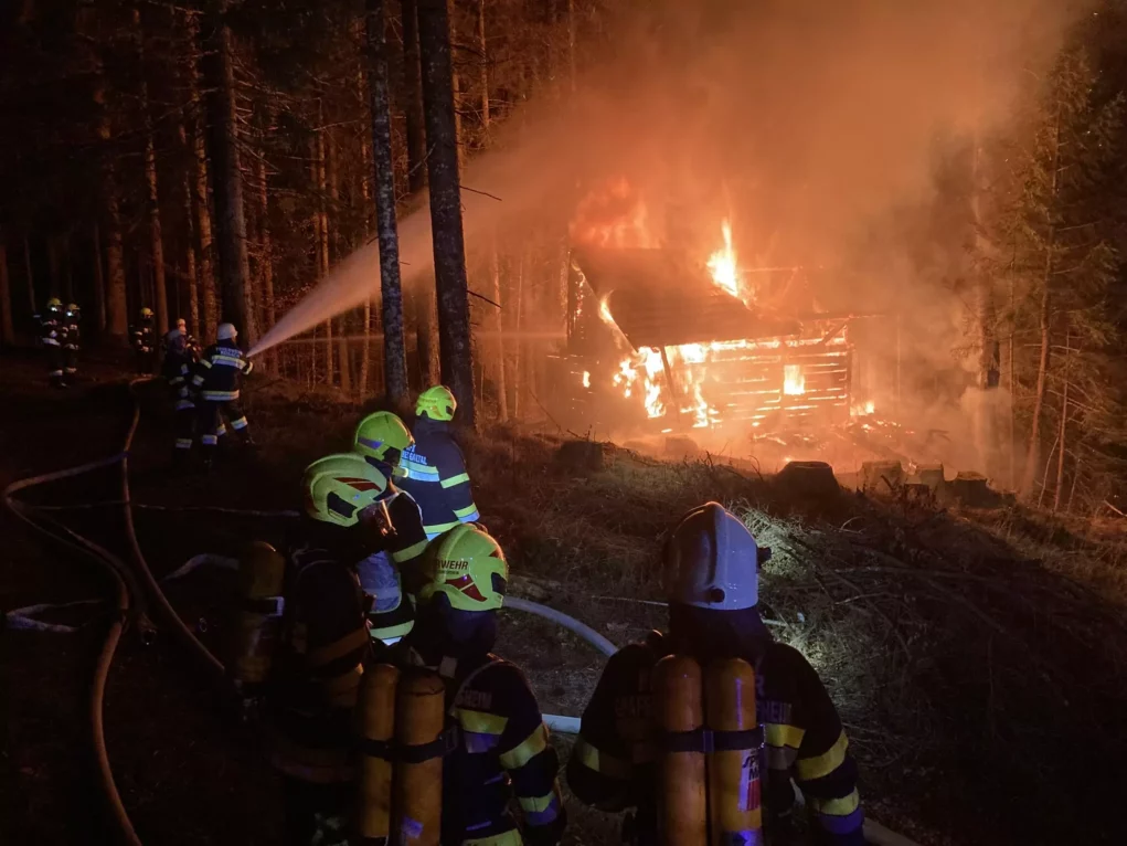 Feuerwehr-Großaufgebot bei Gebäudebrand beim Reißkofel