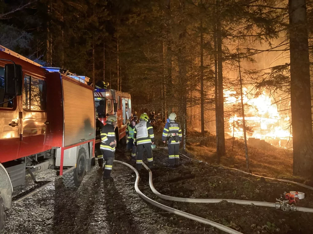 Feuerwehr-Großaufgebot bei Gebäudebrand beim Reißkofel