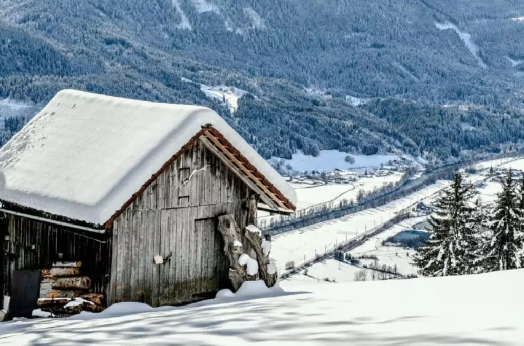 Foto in Beitrag von 5min.at: Zu sehen ist eine H&uuml;tte am Berg, in Schnee geh&uuml;llt.