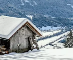 Foto in Beitrag von 5min.at: Zu sehen ist eine H&uuml;tte am Berg, in Schnee geh&uuml;llt.