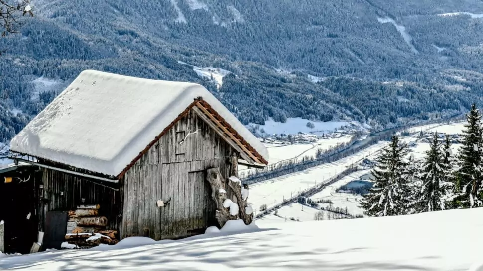Foto in Beitrag von 5min.at: Zu sehen ist eine Hütte am Berg, in Schnee gehüllt.