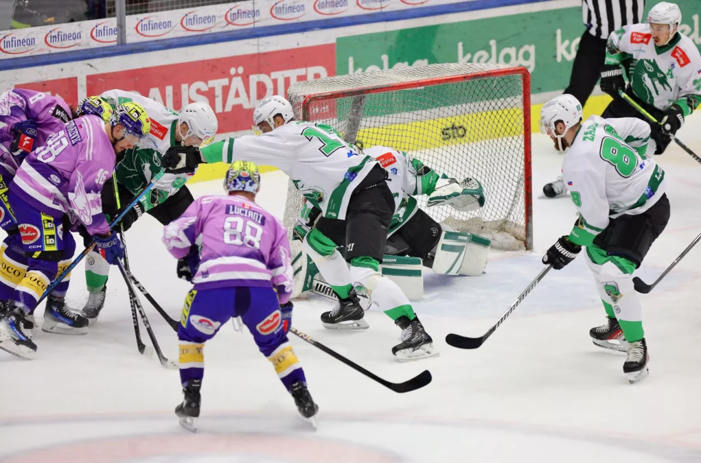 Foto in Beitrag von 5min.at: Zu sehen sind mehrere Eishockey-Spieler um das Tor herum, die um den Puck kämpfen.