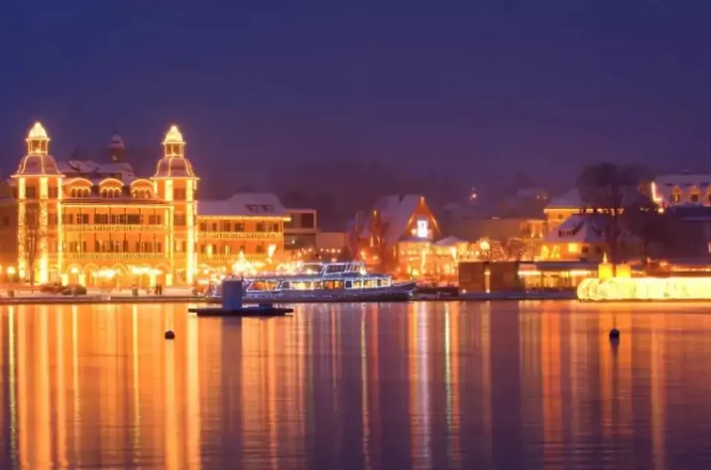 Foto in Beitrag von 5min.at: Zu sehen ist Velden vom Wörthersee aus, adventlich beleuchtet.