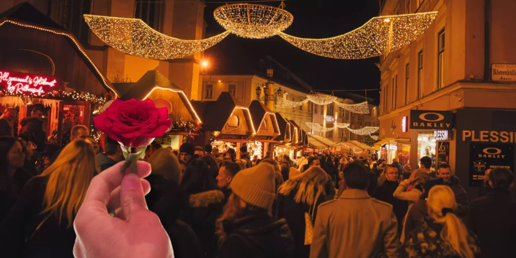 Ein Bild auf 5min.at zeigt, wie jemand eine Rose auf dem Villacher Advent in den Händen hält.