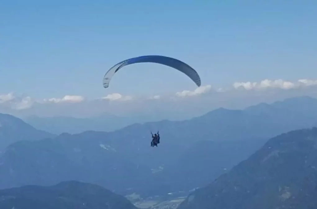 Ein Bild auf 5min.at zeigt einen Paragleiter.
