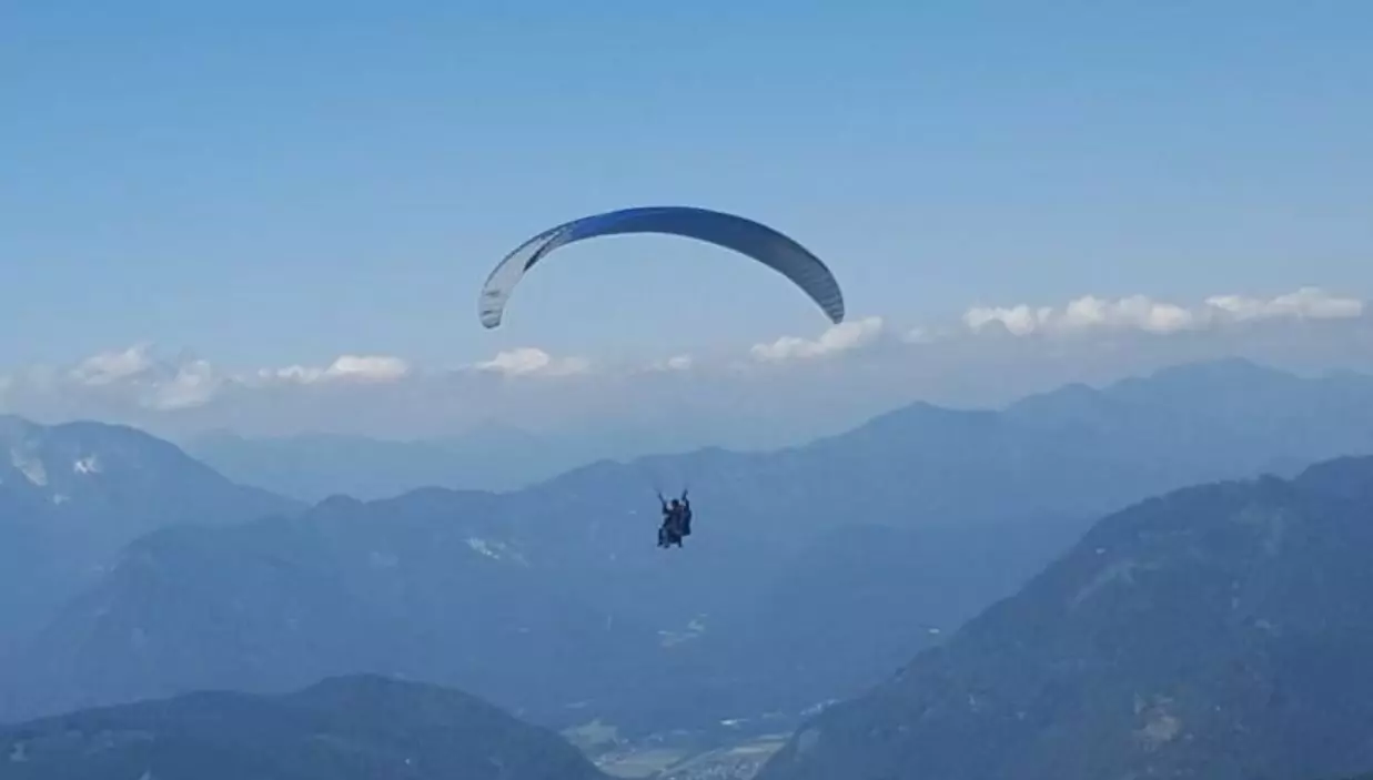 Ein Bild auf 5min.at zeigt einen Paragleiter.