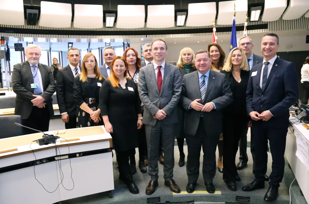 Mitglieder des Alpen-Adria Rats in Br&uuml;ssel stehend nebeneinander.