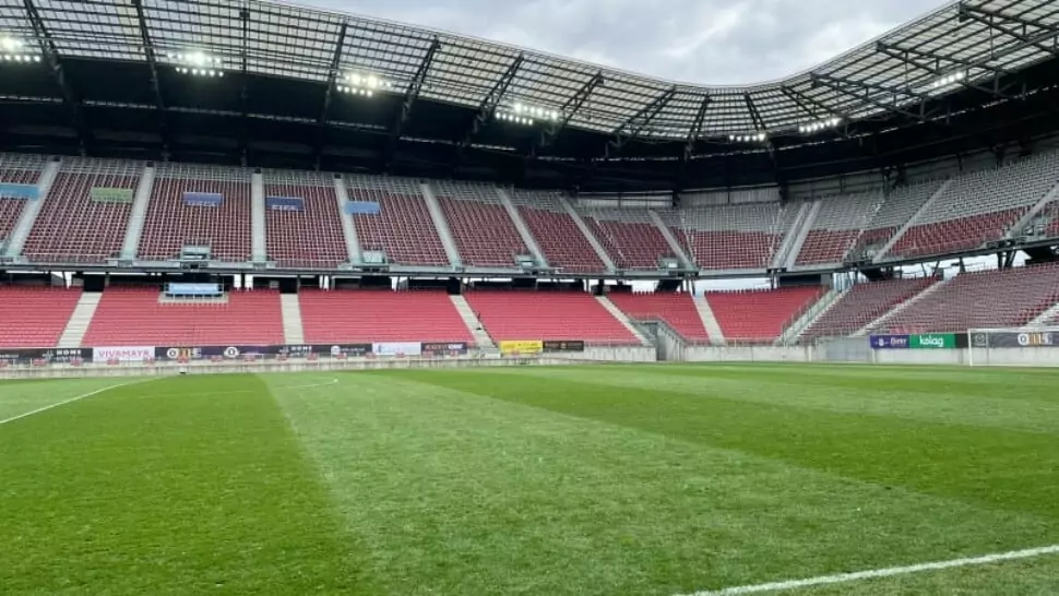 Foto in Beitrag von 5min.at: Zu sehen ist das Klagenfurter Fußballstadion von innen.