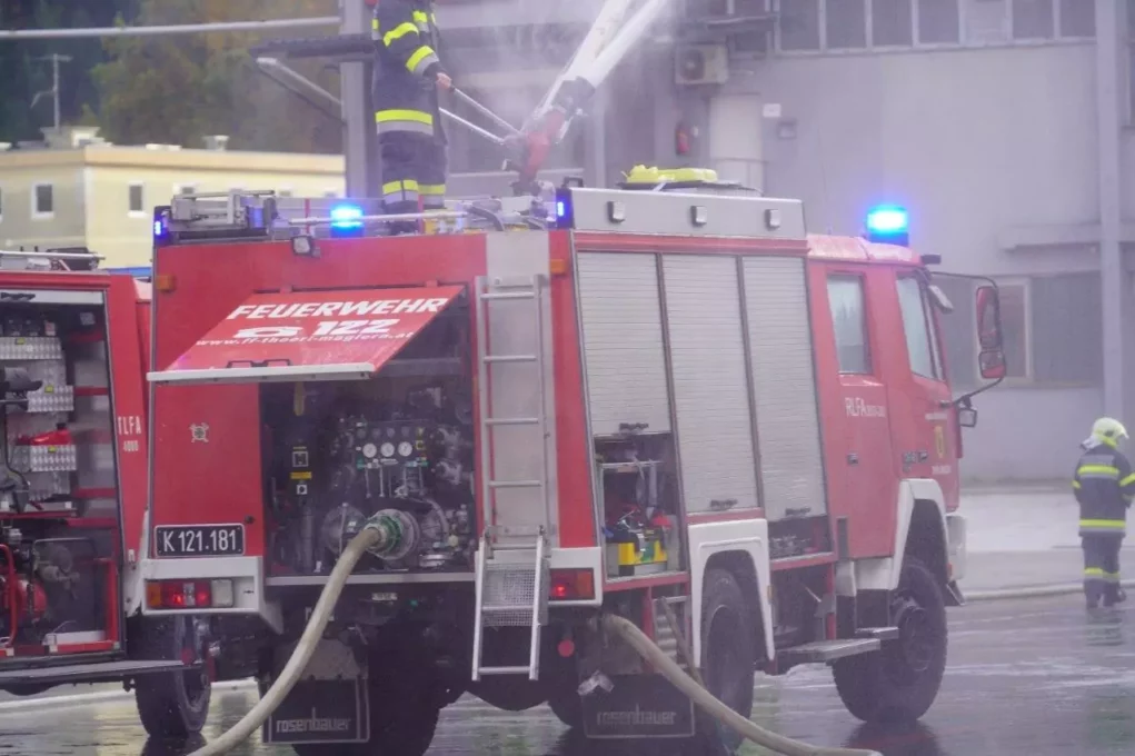 Ein Bild auf 5min.at zeigt ein Feuerwehrauto mit Blaulicht.