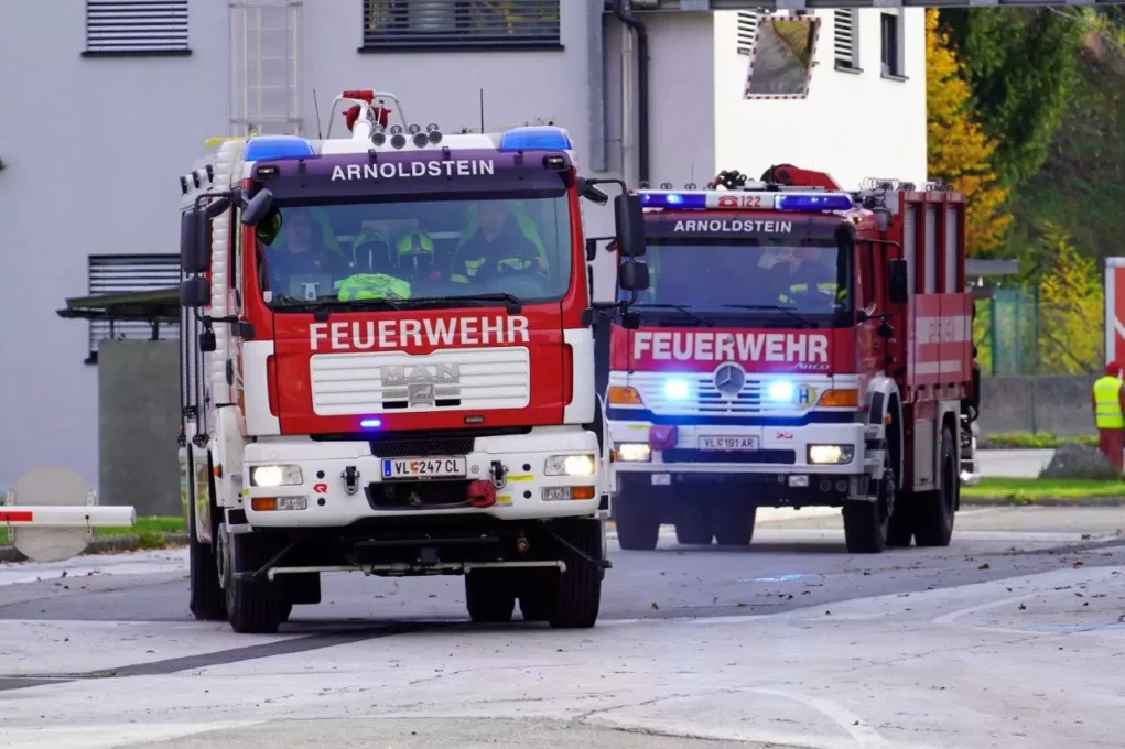 Ein Bild auf 5min.at zeigt Einsatzfahrzeuge der Freiwilligen Feuerwehr Arnoldstein.