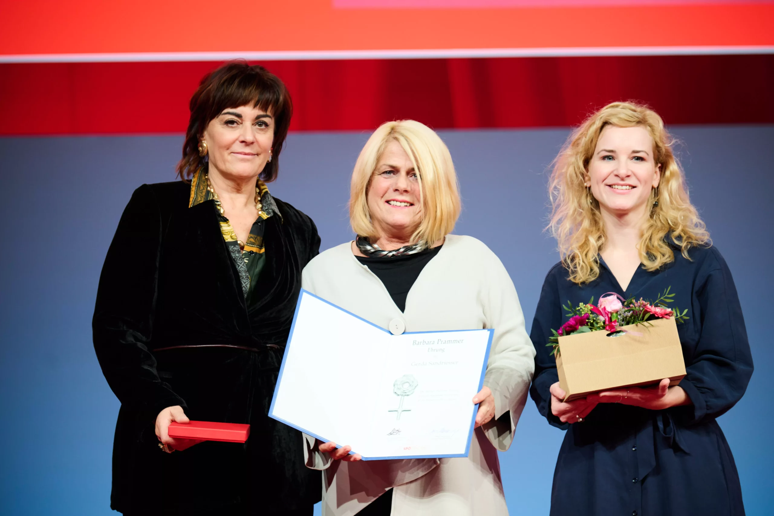 Foto in Beitrag von 5min.at: Auf dem Bild sind drei Frauen zu sehen.