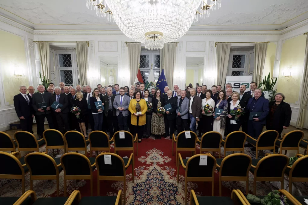 Gruppenbild von der Ehrung von steirischen Sportfunktionärinnen und Sportfunktionäre