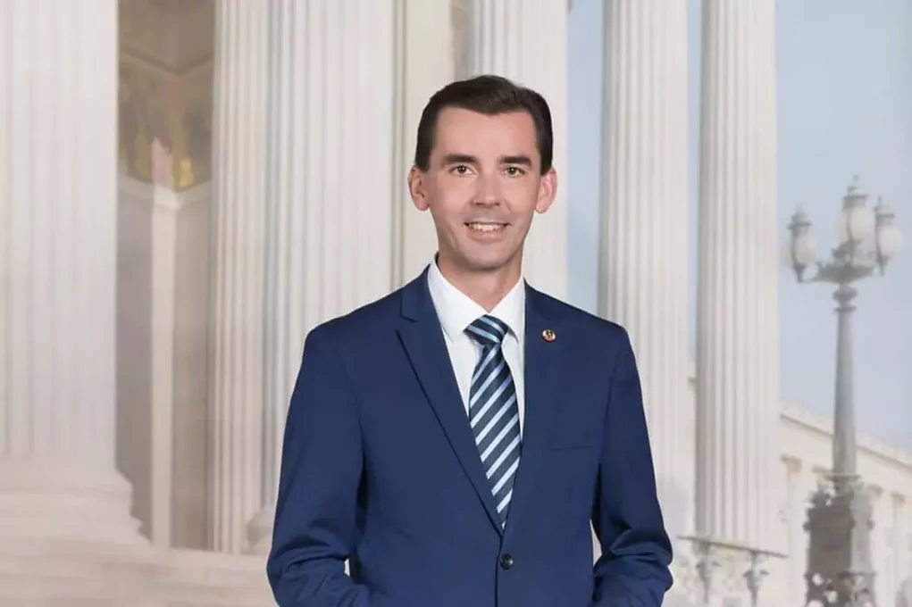 Bild auf 5min.at zeigt eine Port&auml;taufnahme von Josef Ofner.