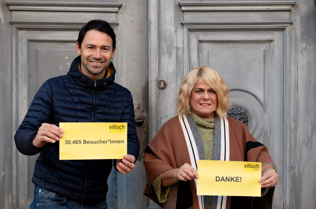 Foto in Beitrag von 5min.at: Zu sehen sind zwei Personen mit gelben Karten, wo was drauf steht.