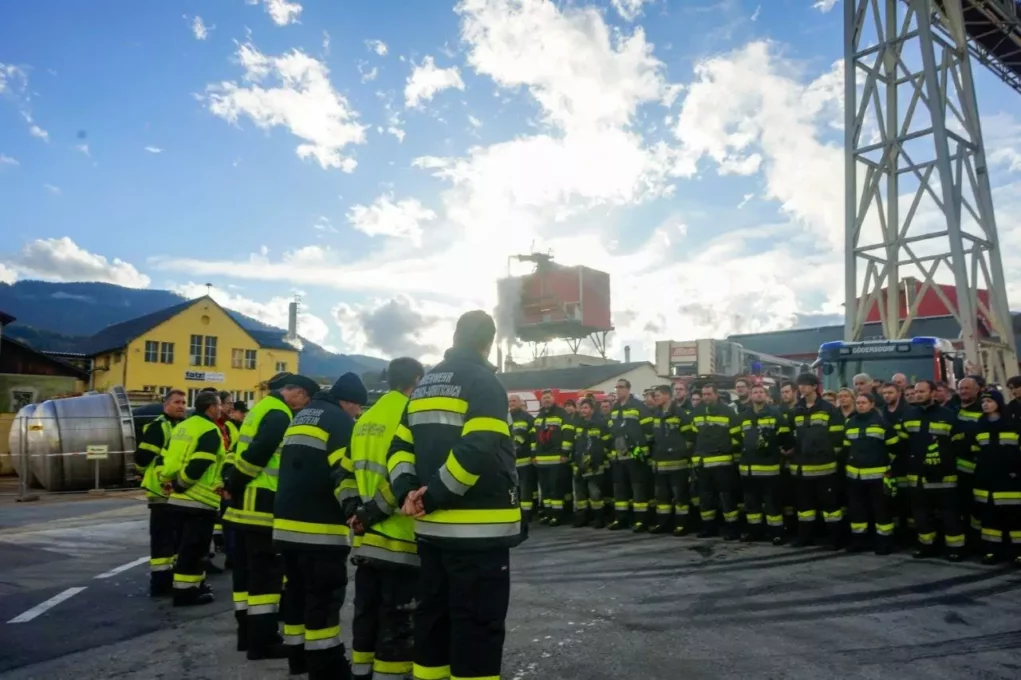 Ein Bild auf 5min.at zeigt die Kameraden des Abschnitts Dreiländerecke aufgestellt in Reih und Glied. Sie alle tragen bereits ihre Einsatzuniform. Manche zudem eine gelbe Warnweste.