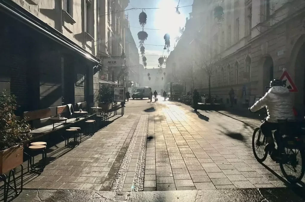 Bild auf 5min.at zeigt eine Stra&szlig;e in Graz. Eine Radfahrerin passiert das Bild, auch sind Fu&szlig;g&auml;nger zu sehen.