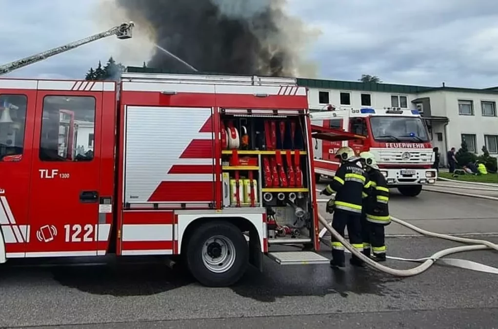 Symbolfoto bei 5min.at zeigt die Feuerwehr im Einsatz.