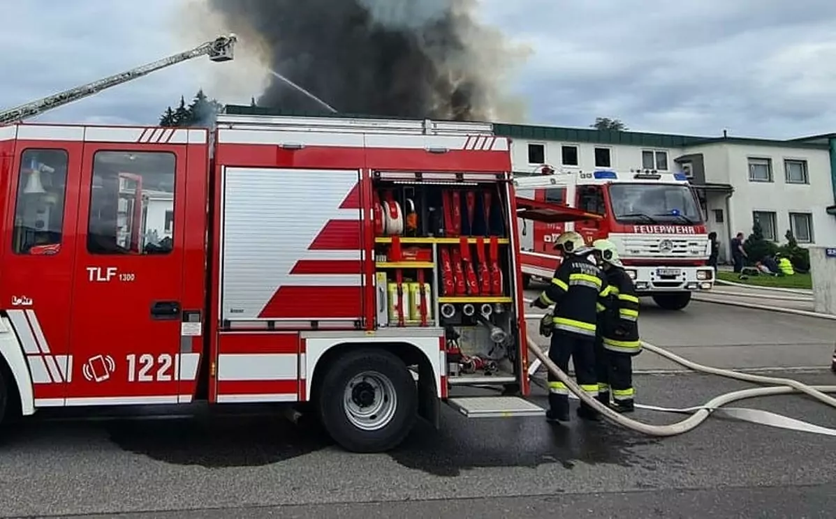 Symbolfoto bei 5min.at zeigt die Feuerwehr im Einsatz.