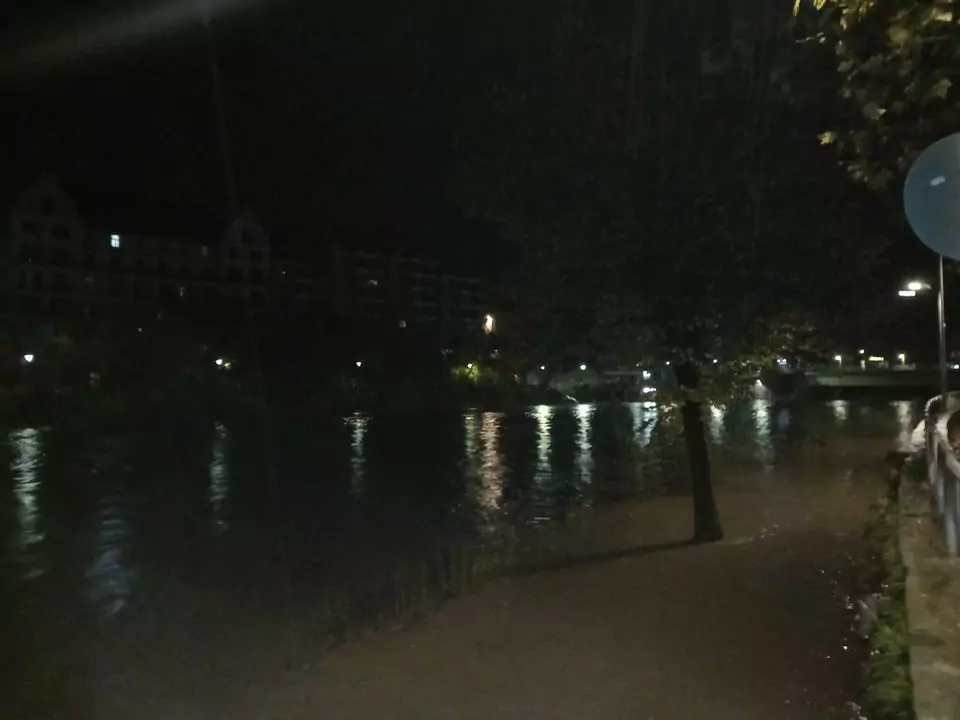 Bild auf 5min.at zeigt einen Hochwasser tragenden Fluss.