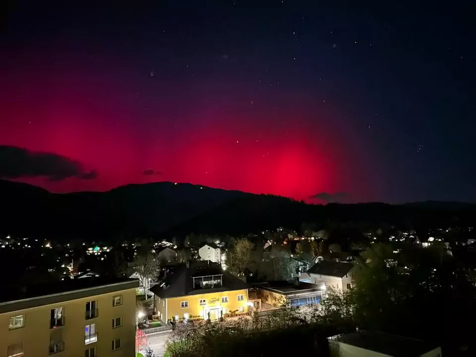 Ein Bild auf 5min.at zeigt pinkfarbene Polarlichter, die am Villacher Nachthimmel leuchten.