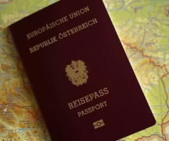 Bild auf 5min.at zeigt eine &Ouml;sterreich-Landkarte und den &ouml;sterreichischen Reisepass.