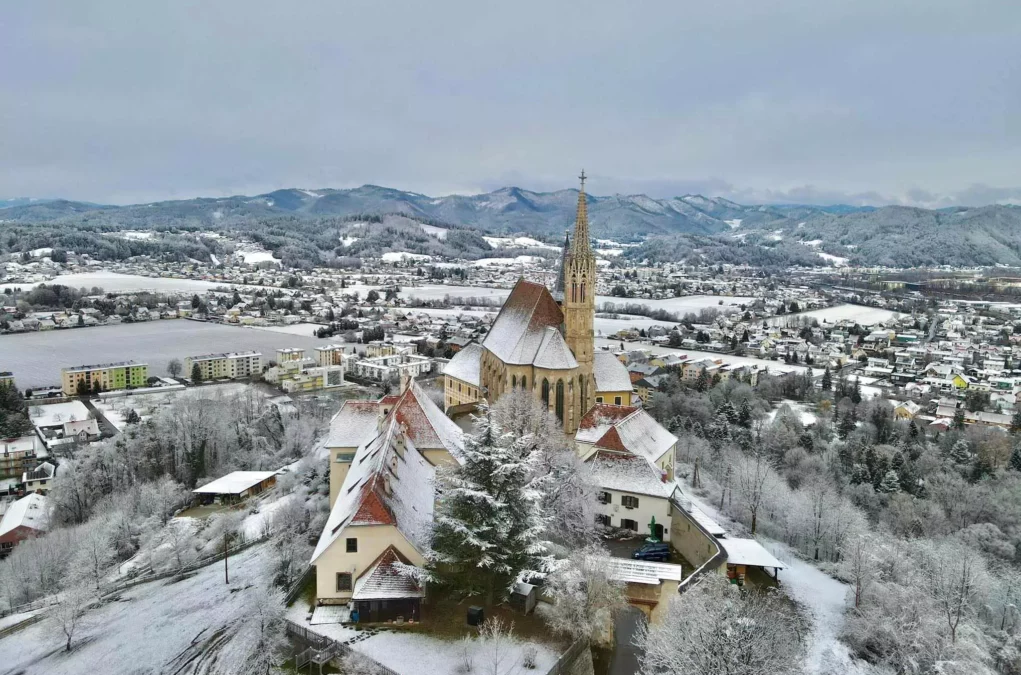 Bild auf 5min.at zeigt ein Dorf im Winter.