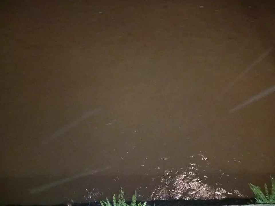 Bild auf 5min.at zeigt einen Hochwasser tragenden Fluss.