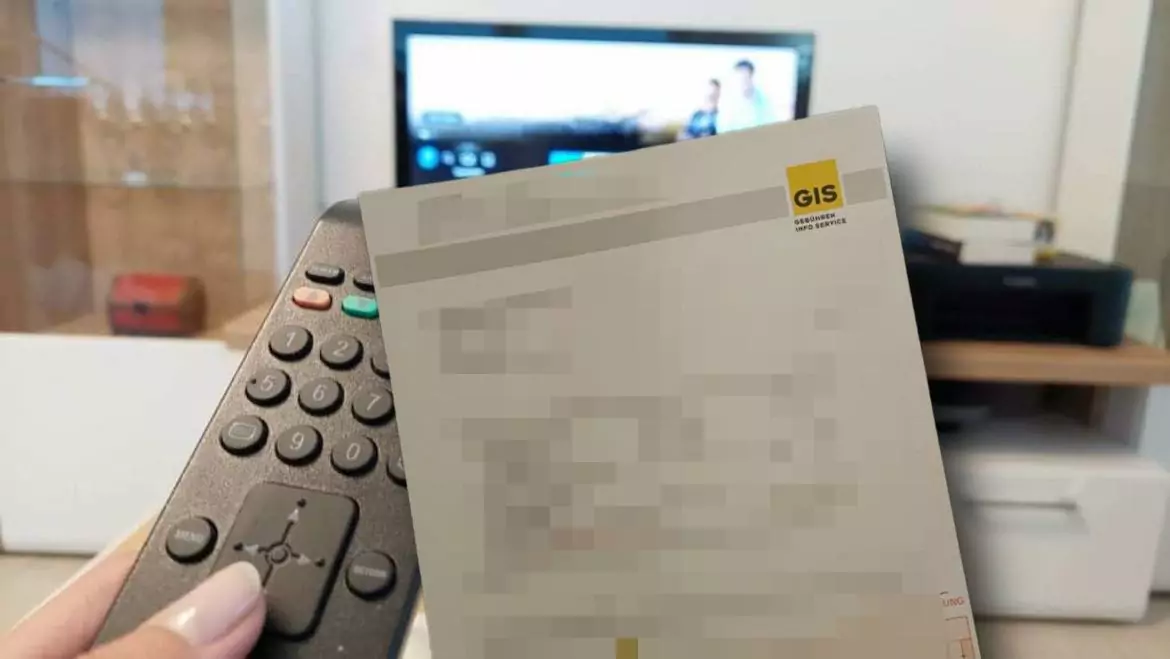Bild auf 5min.at zeigt einen Brief der GIS im Vordergrund und eine Fernbedienung und einen Fernseher im Hintergrund.