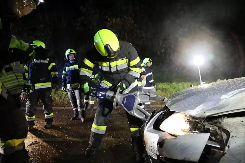 Foto auf 5min.at zeigt einen Autounfall in Knittelfeld.
