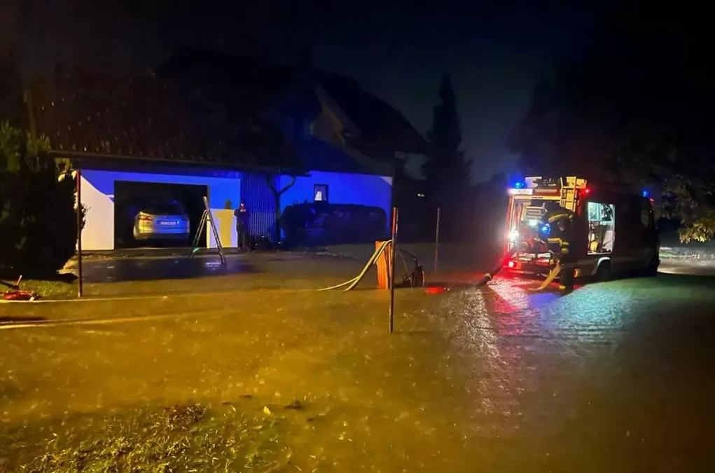 Bild auf 5min.at zeigt die Feuerwehr bei einem Unwetter-Einsatz.