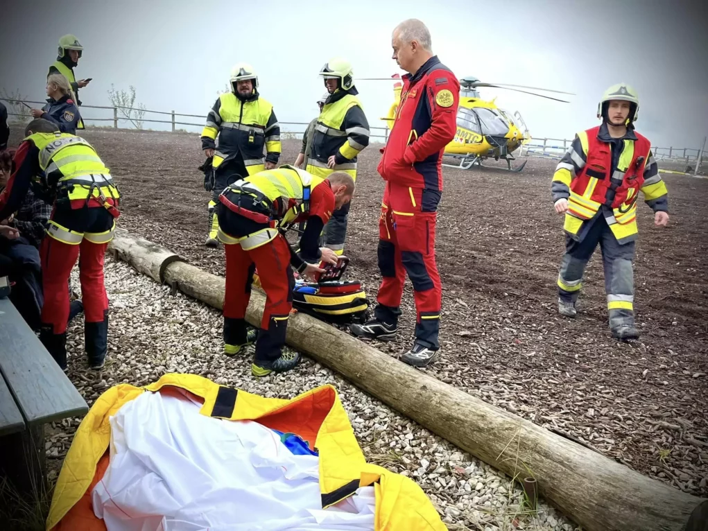 Bild auf 5min.at zeigt den Rettungshubschrauber des ÖAMTC und einige Feuerwehrleute im Einsatz.