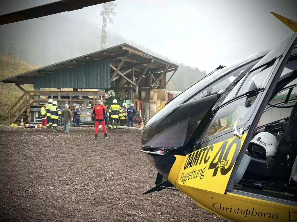 Bild auf 5min.at zeigt den Rettungshubschrauber des ÖAMTC und einige Feuerwehrleute im Einsatz.