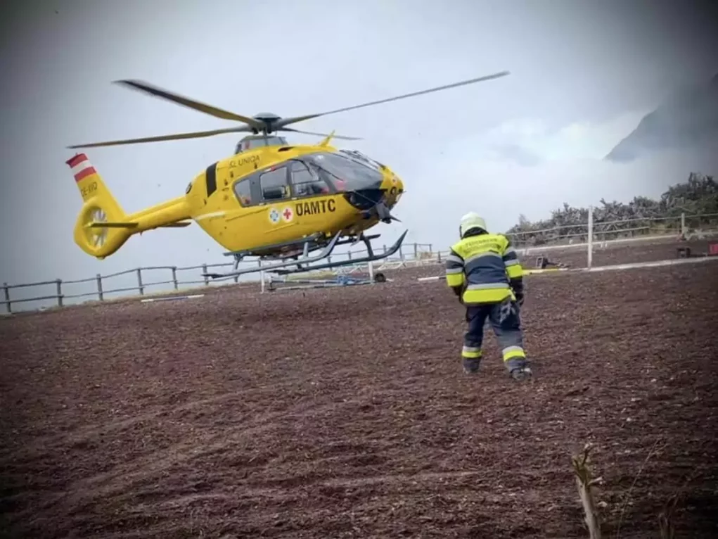Bild auf 5min.at zeigt den Rettungshubschrauber des ÖAMTC und einige Feuerwehrleute im Einsatz.