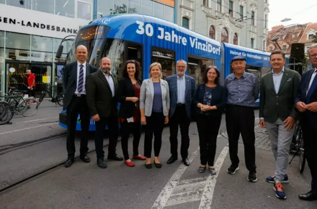 Fast ausverkauftes Orpheum zum 30-Jahr-Jubiläum des VinziDorf