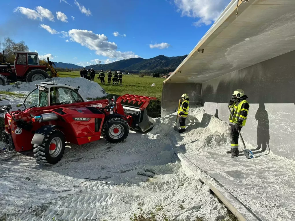 Bild auf 5min.at zeigt einen umgekippten LKW und die Feuerwehr beim Einsatz.