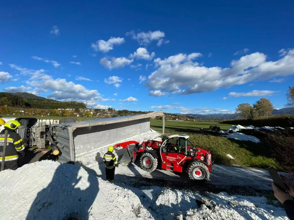 Bild auf 5min.at zeigt einen umgekippten LKW und die Feuerwehr beim Einsatz.