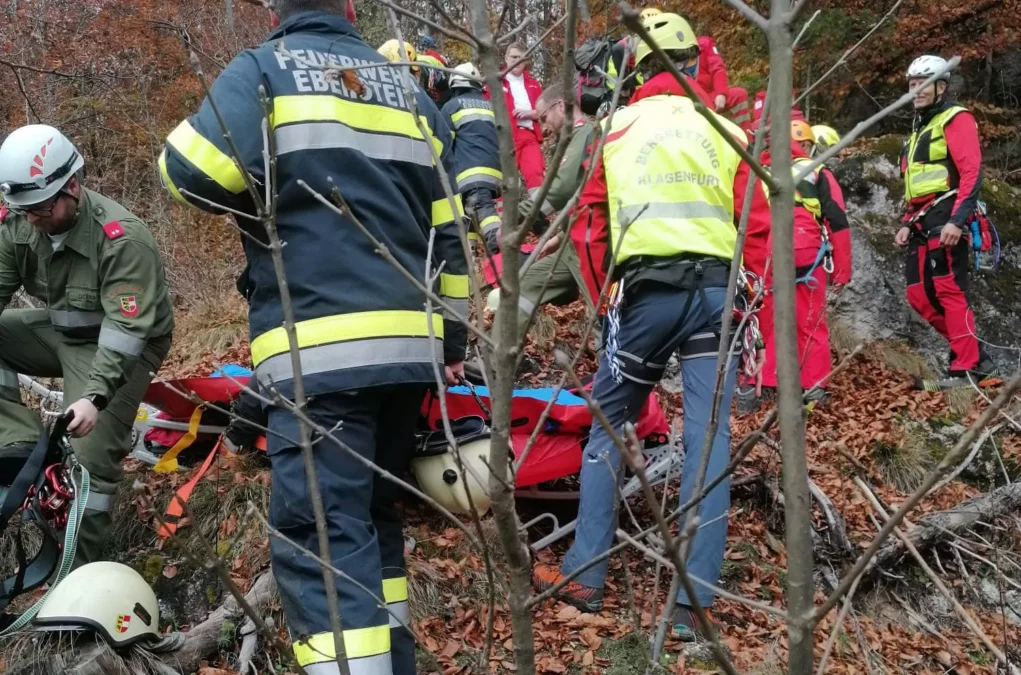 Foto auf 5min.at zeigt die Feuerwehr Eberstein bei einer Personenbergung.