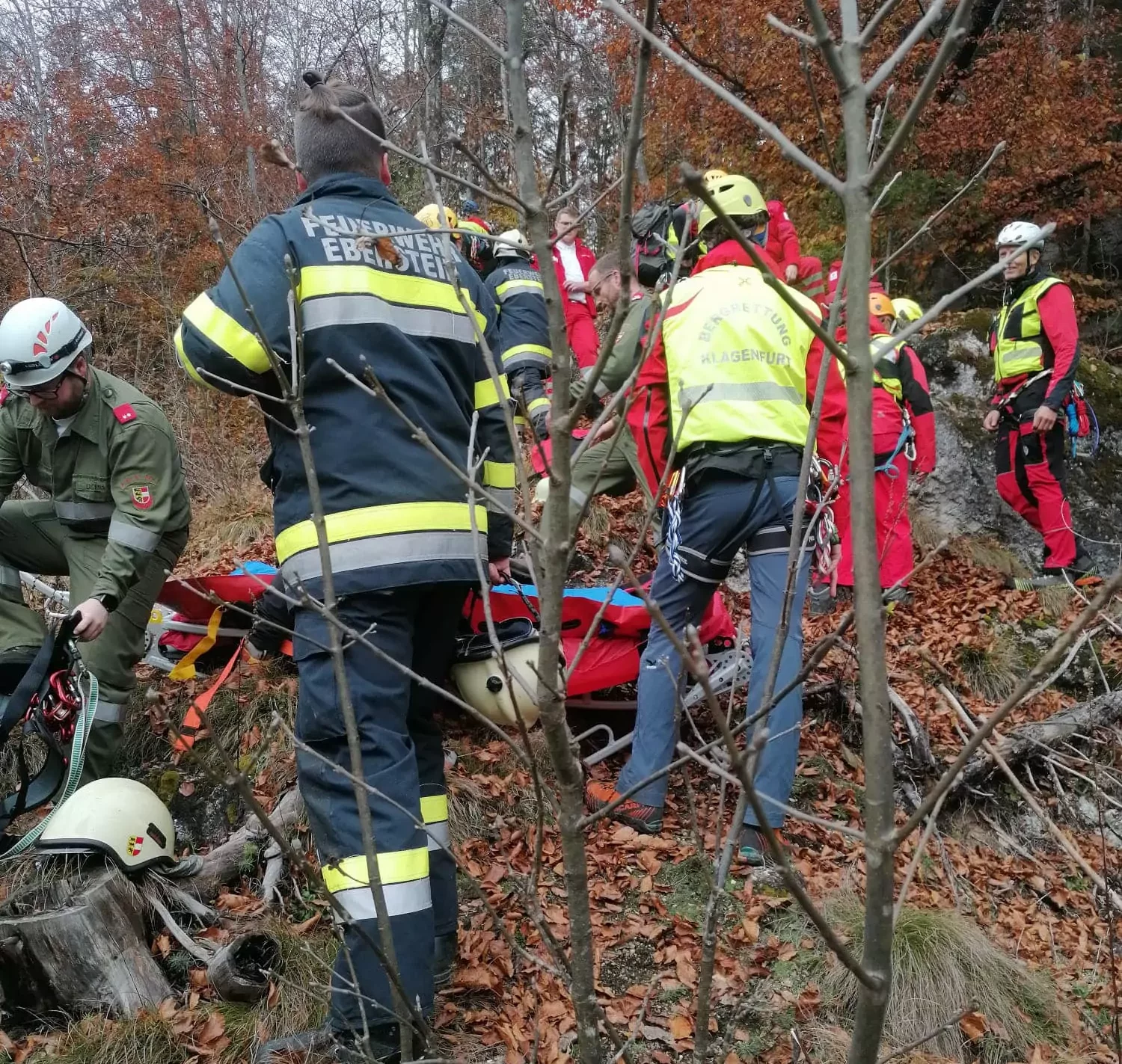 Foto auf 5min.at zeigt die Feuerwehr Eberstein bei einer Personenbergung.